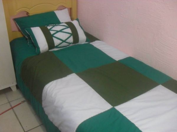 Colcha de cama (acompanha almofada e capa p/ travesseiro)